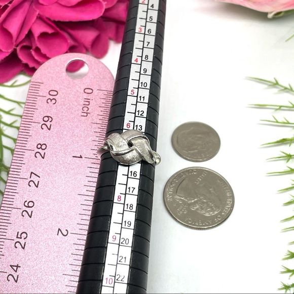 VINTAGE⚜️Love Knot Silver Textured Cocktail Ring - AVON - Picture 4 of 5